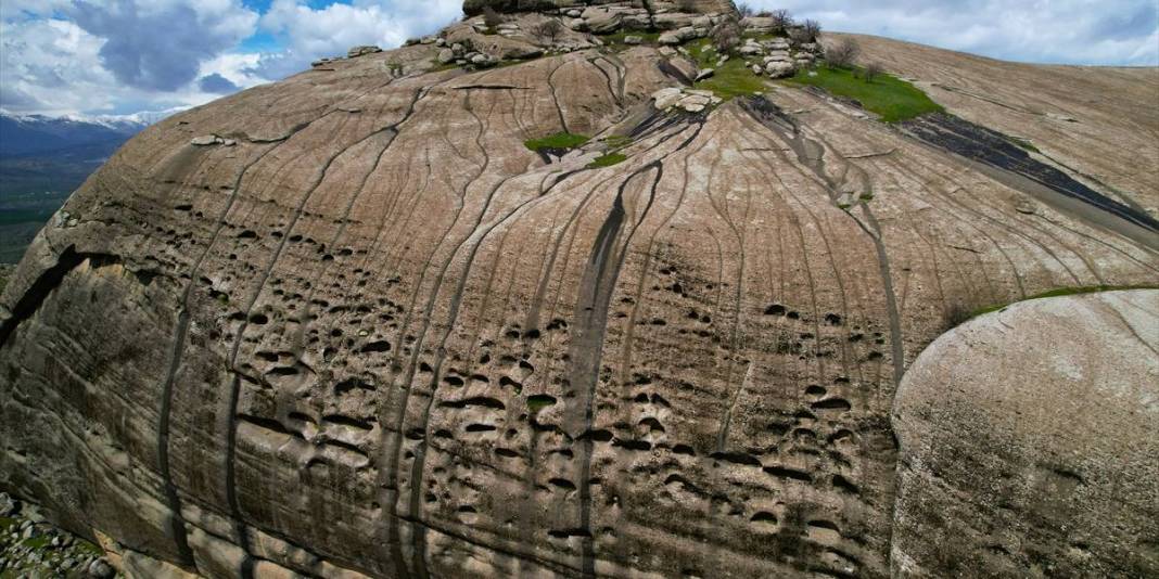 5.000 yıllık tarihe sahip: Devasa kaya bloklar üzerinde doğaseverleri ağırlıyor 6